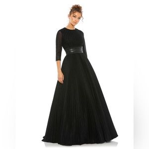 Mac Duggal Black Shimmering Pleated A-line  3/4 Sleeve Full‎ Length Gown NWT
